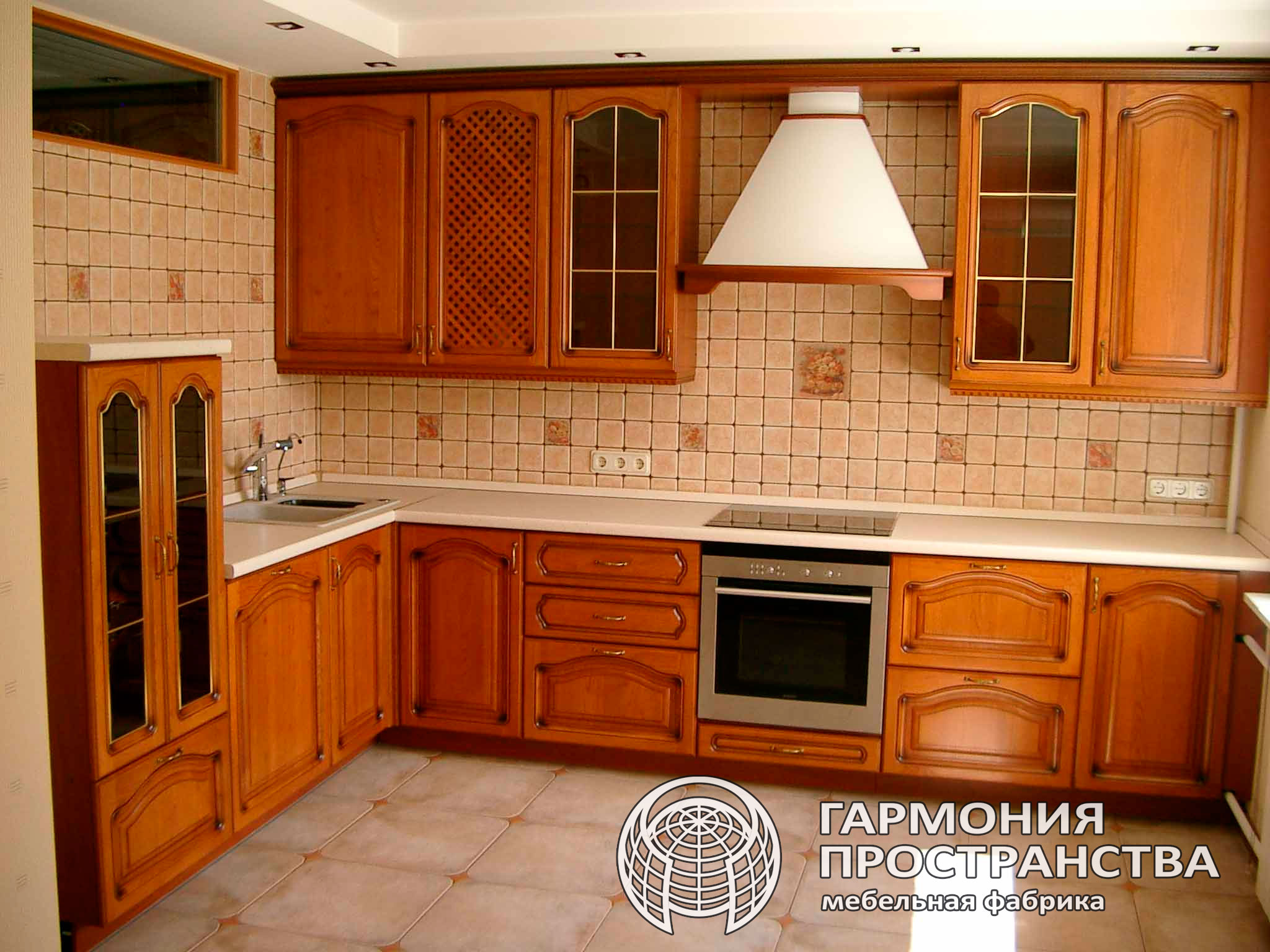 Кухни хорошие деревянные. Деревянный кухонный гарнитур. Кухня из дерева. Кухонный гарнитур из дерева. Фасад кухни дерево.