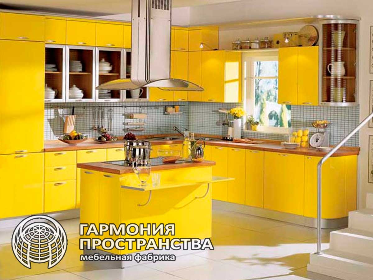 Горчично лимонный. Желтые кухни. Кухня в желтом цвете. Желтый кухонный гарнитур. Кухонный гарнитур лимонного цвета.